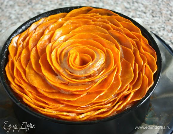 Аккуратно провести ножом между чизкейком и бортиком, форму снять.