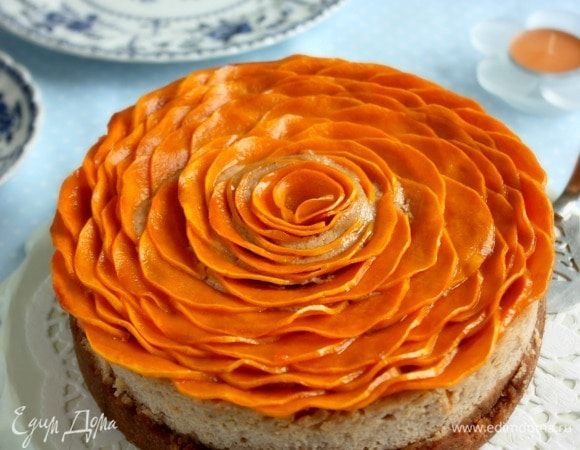 Крайние ломтики могут потемнеть, и это выглядит красиво, как у настоящей розы, но у меня это не очень заметно. Совет: если тыквенный «цветок» слегка пересушился, можно кистью смазать его горячим сахарным сиропом.