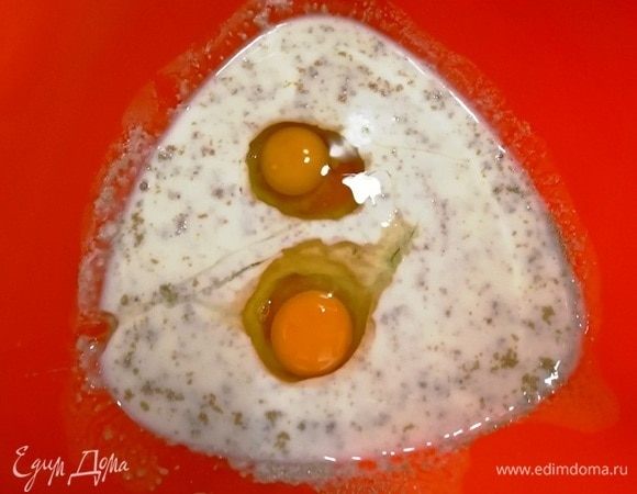 В подогретый кефир положите дрожжи, сахар и перемешайте. Добавьте яйца и соль, перемешайте.