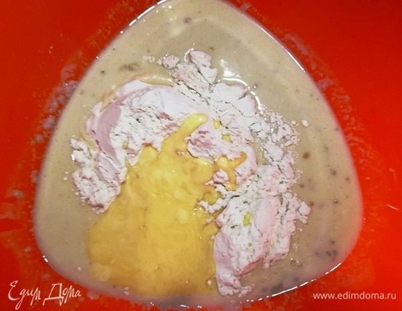 Добавьте 1 стакан муки и растопленный маргарин. Перемешайте и постепенно добавьте остальную муку. Тесто должно получиться мягким, не липнуть к рукам.