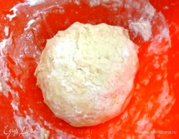 Сформируйте тесто в шар, накройте емкость и оставьте до увеличения теста в 2 раза. На кефире тесто быстро подходит, у меня за 30 минут.