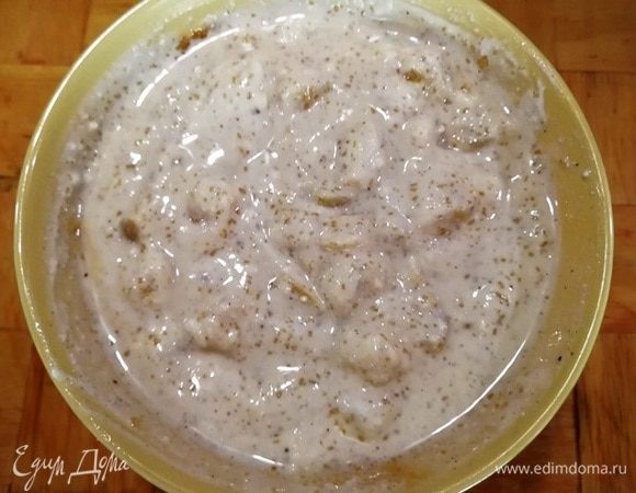 Ананасы нарежьте кубиком, смешайте с творогом и сахаром. У меня начинка получилась жидковатой, я выложила ее в мелкое сито и дала стечь излишку жидкости.