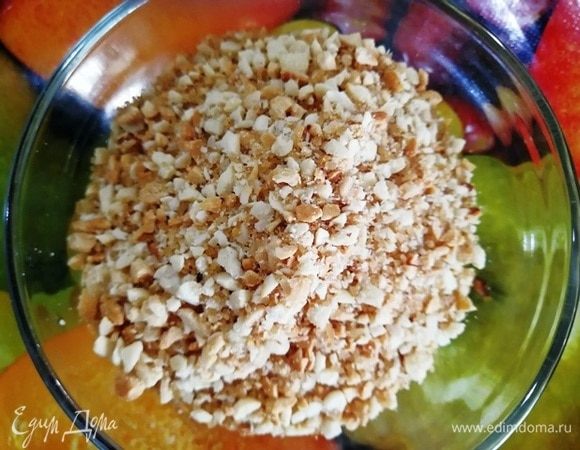 Арахис ТМ «Семушка» перемолите в блендере с коричневым сахаром и ванилином.