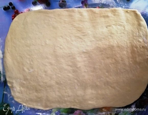 Подошедшее тесто раскатайте в прямоугольник.