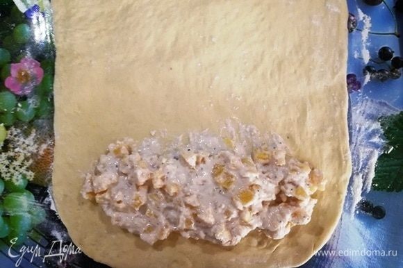 Визуально поделите тесто на 4 части. На 1/4 выложите творожно-ананасовую начинку.