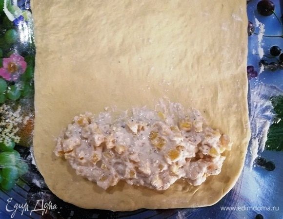 Визуально поделите тесто на 4 части. На 1/4 выложите творожно-ананасовую начинку.