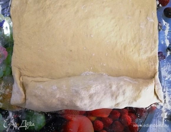 Подверните тесто и края.