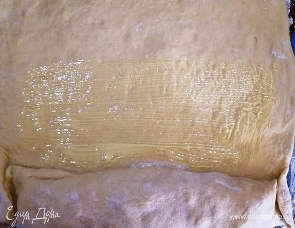 Смажьте следующую часть сливочным маслом.