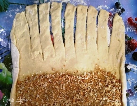 Свободный край нарежьте полосками. Сверните рулет.