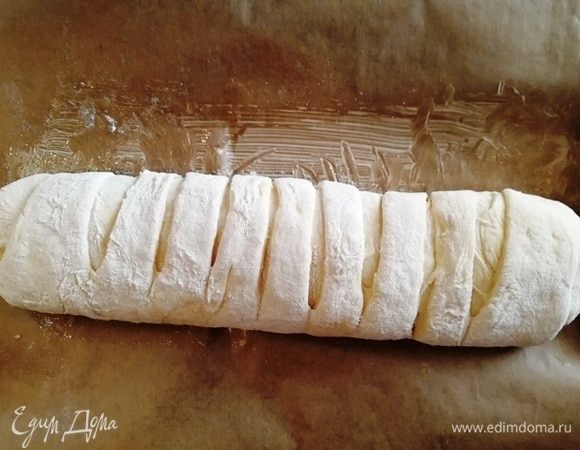 Переложите рулет на смазанный маслом противень. Дайте расстояться 10 минут.