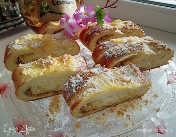 Тесто получилось воздушное, начинка нежная, арахис придает неповторимый аромат и текстуру рулету.