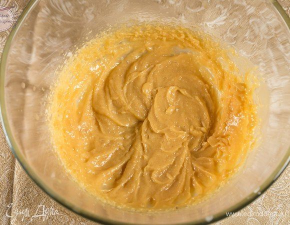 Взбиваем масло комнатной температуры с тростниковым сахаром до кремообразного состояния.