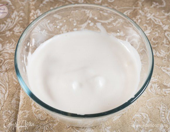 Яйца взбиваем с ванильным сахаром.