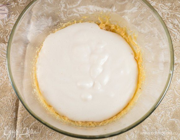 Соединяем масляную смесь с яйцами.