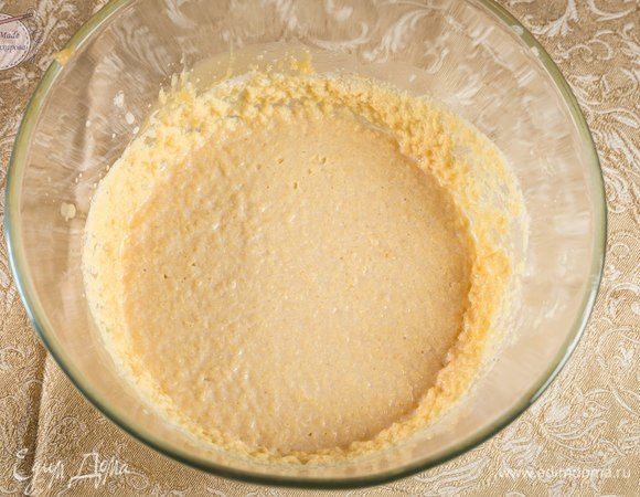 Аккуратно перемешиваем масляную смесь с яйцами и постепенно добавляем молоко.