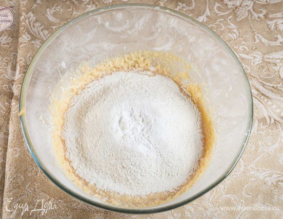 Добавляем муку с разрыхлителем. Перемешиваем.