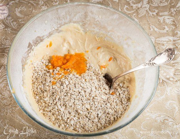 Затем добавляем овсяные хлопья и натертый на мелкой терке небольшой мандарин со шкуркой.