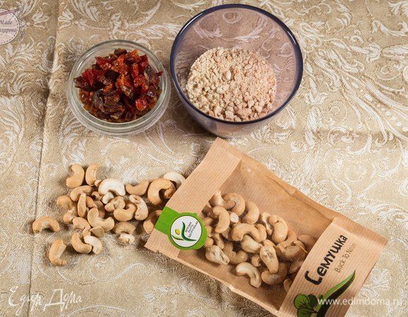 Орехи кешью ТМ «Семушка» растолочь в ступке. 
Цукаты (я взяла финики и сушеный барбарис) нарезать на мелкие кусочки.