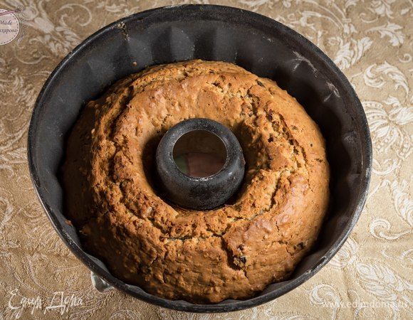 Вынуть форму с готовым кексом из духовки. Дать остыть.
