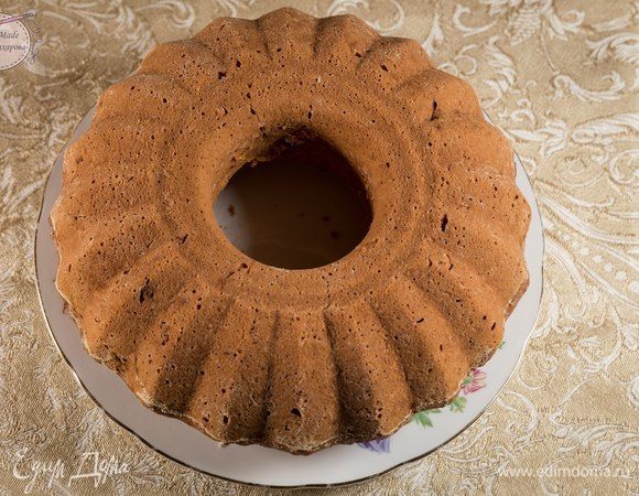 Вынуть кекс из формы на блюдо.