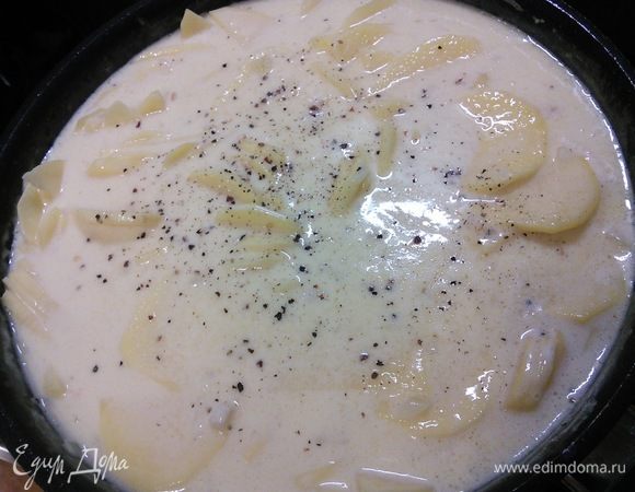 Картофель очистить и нарезать тонкими кружками. Лук очистить и мелко нарезать. В кастрюлю сложить лук, влить бульон, сливки, щепотку розмарина, щепотку мускатного ореха, перец и соль. Довести жидкость до кипения и положить в нее картофель. Варить на медленном огне 5 минут. 