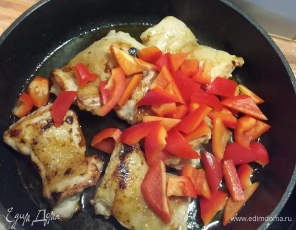 Добавить перец и обжарить вместе с мясом в течение минуты. Посолить и поперчить. 