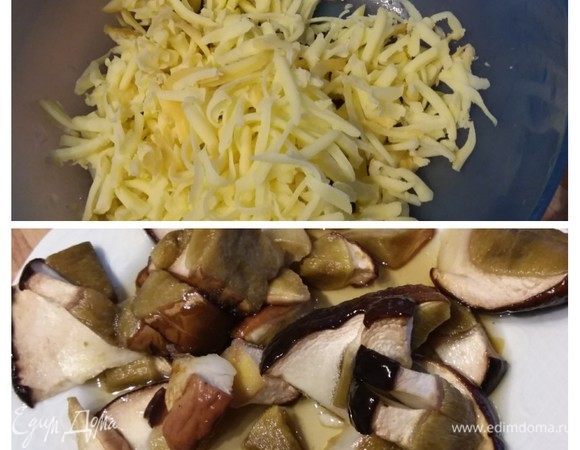 Сыр (может быть любой) натереть на терке. Грибы (тоже могут быть любые) разморозить, если свежие, нарезать на пластины. 