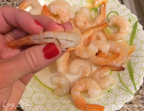 Креветки (у меня уже без головы и панциря) разморозить, сделать неглубокий надрез вдоль спинки и достать кишечную вену. Затем промыть и обсушить бумажным полотенцем.
