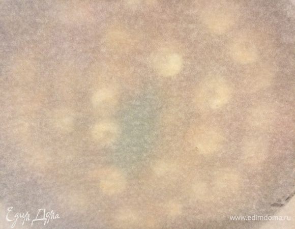 Затем снять с огня, накрыть бумагой для выпечки и дать постоять 5 минут.