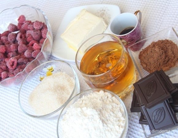 Подготовить все ингредиенты. Замороженную малину предварительно не размораживать!
