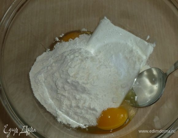 В миске смешать творог, яйцо, муку.