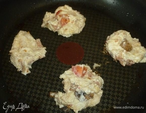 Жарить нужно без масла на антипригарной сковороде, но при желании можно смазать сковороду оливковым маслом. Ложкой выкладывать смесь. Обжарить до золотистого цвета с двух сторон.