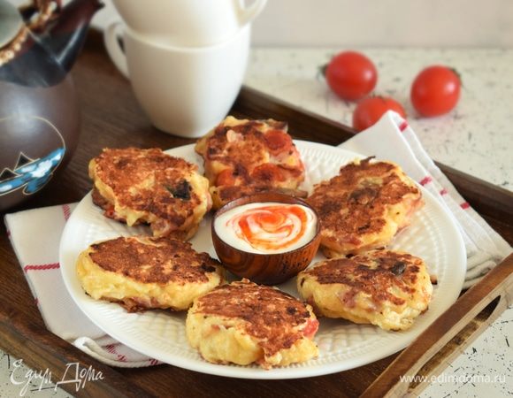 В соусник выложить йогурт и добавить соус чили. Подавать сырники с соусом. Приятного аппетита!