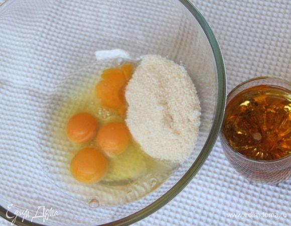 Яйца взбить с сахарным песком до растворения сахара, добавить пиво.