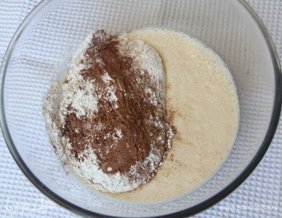 Соединить жидкую и сухую смеси.