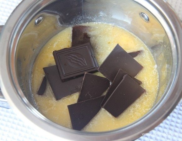 Растопить сливочное масло и шоколад на водяной бане, добавить свежесваренный кофе.