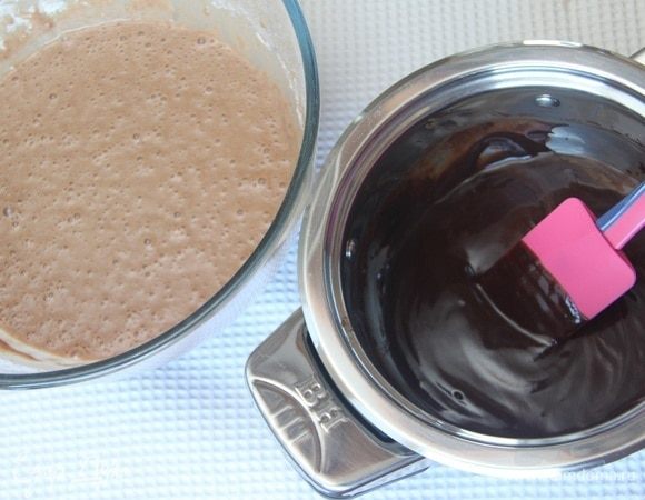 Ввести в тесто шоколадную массу, взбить до однородного состояния.