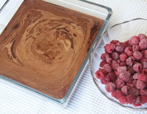 Соединить шоколадное тесто-крем с малиной. Выложить в форму. Последние несколько раз мне понравилось выпекать в одноразовых алюминиевых формочках. Объема этой порции хватает как раз на две формочки по 750–850 г.