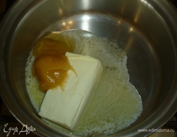 В сотейнике растопить масло с медом.