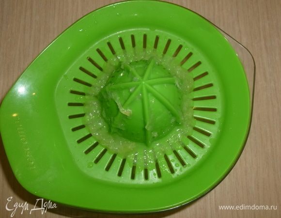 Из двух лаймов выжать сок, третий лайм оставить для украшения.