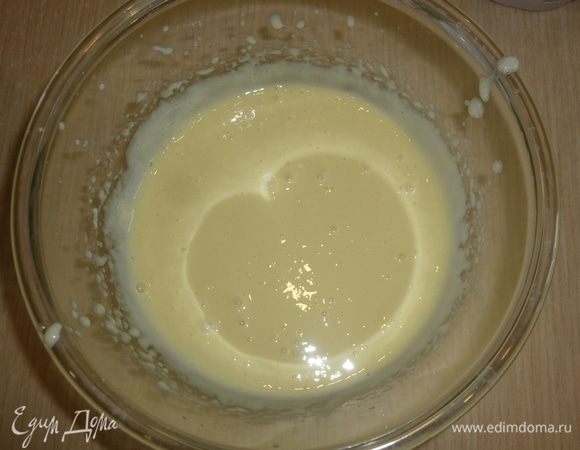 Яйца взбить, добавить сок лаймов и сгущенку, взбить.