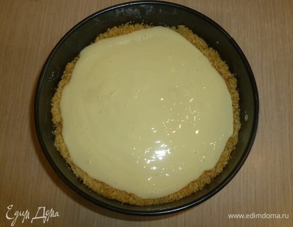 Вылить начинку на основу. Поставить в духовку (170°С) на 25–30 минут. Пирог остудить в форме и убрать в холодильник на пару часов. Пройтись ножом вдоль бортика и аккуратно снять его.