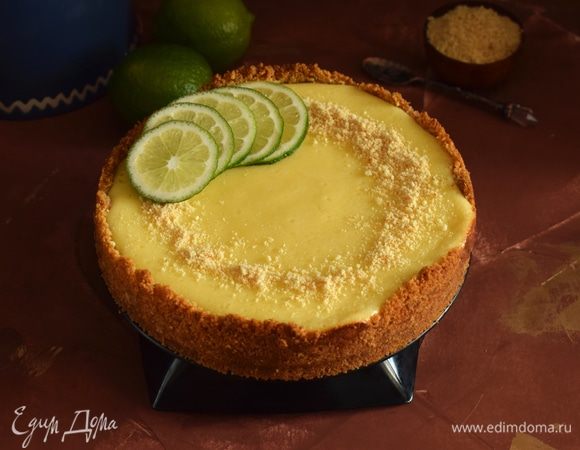 Верх пирога украсить крошкой печенья и ломтиками лайма. Приятного аппетита!