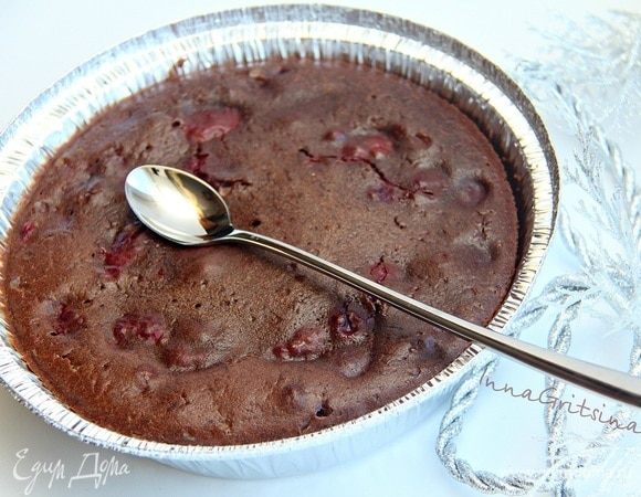 Выпекать при 180°С 20–22 минуты (не более22!) в режиме конвекции. Дегустацию можно начинать примерно через час, тогда брауни еще теплый, с шоколадной лавой в центре, скорее фондан, чем брауни. Если же вы дождетесь следующего дня, брауни по-настоящему созреет, будет иметь правильную текстуру с освежающими кусочками малины.
Сказочного вам удовольствия!