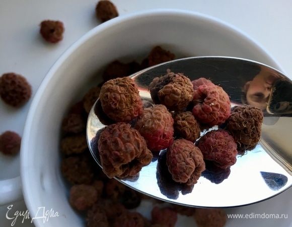 Начнем с сушеной малины. Обычно летом я сама сушу ее в сушилке вот до такого состояния. Может быть вид у нее непрезентабельный, но аромат полностью сохранен, что нам и ценно в данном рецепте. Для теста я взяла 2 горсти домашней сушеной малины.