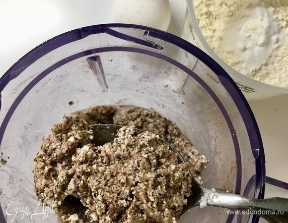 Вернемся к тесту. В блендер к малиновой муке отправляется творог, пробивается все вместе до однородного состояния.