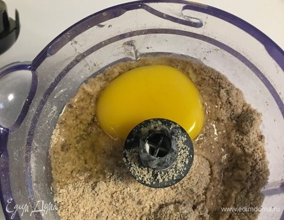 Туда же к малиновому творогу отправляюся сливочное масло размягченное, сахар и одно яйцо. Снова перемешивается.