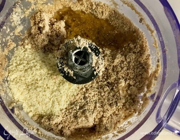 Теперь два вида муки и растительное масло. Перемешиваем до однородного состояния.