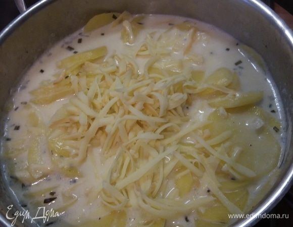 В картофель вмешать приблизительно 2/3 от общего количества сыра. В горячем бульоне он должен раствориться. Здесь можно досолить и доперчить по вкусу. 