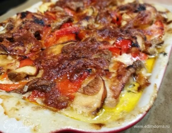 Запекать 30 минут до золотистого цвета. Готовность определить по мягкости картошки (зависит от сорта). Если картофель еще не готов, накройте форму фольгой, чтобы запеканка не подгорела. Готовый гратен должен минут 10 постоять и отдохнуть. 